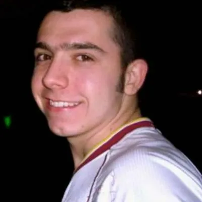 Juan Bernardo Mejía (izquierda), y su agresor, César Troncoso (derecha), a quien le dieron casa por cárcel. Hoy, el joven murió