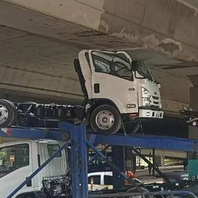 Bogotá: sanción para conductor que estrelló camión contra un puente