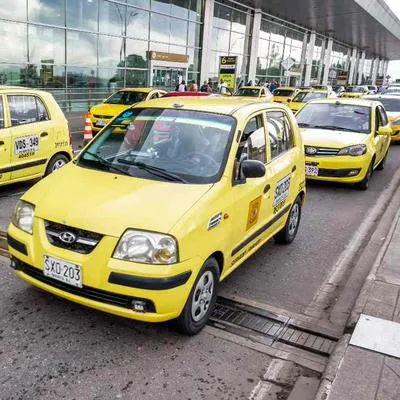 Foto de taxis en Bogotá, en nota de nuevo paro de taxistas en Colombia por desacuerdo con Gobierno de Gustavo Petro.