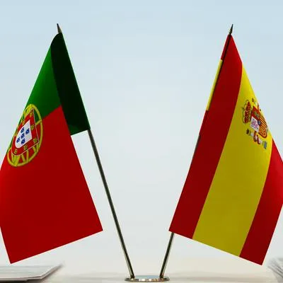 Banderas de Portugal y España, países donde existen dos particulares leyes para obtener la nacionalidad