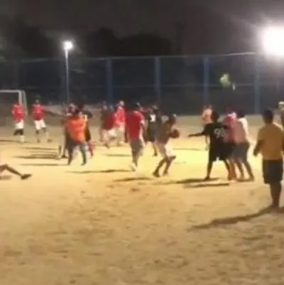 Mientras Viera se despedía de afición, futbolistas 'amateurs' armaban gresca en otra cancha