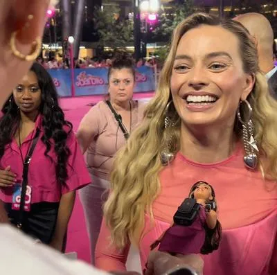 Reportera sorprende por llevar su Barbie reportera como micrófono en la alfombra rosa de la película