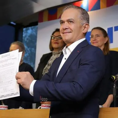 Miguel Ángel Mancera se registra con el PRD buscando la candidatura presidencial