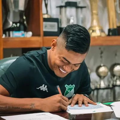 Juan Camilo 'Chino' Sandoval firmando oficialmente jugador del Deportivo Cali