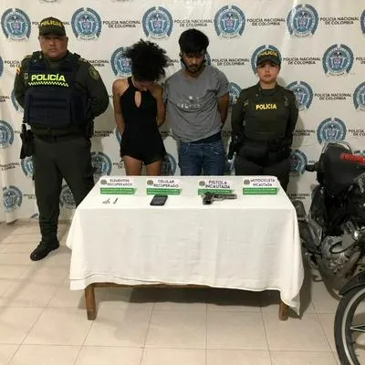Capturaron a un hombre y una mujer por atacar, lesionar y robar a motociclista