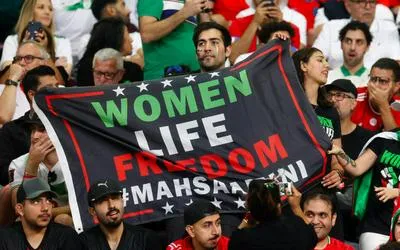 Protesta a favor de las mujeres. En relación con aprobación para dejarlas ver fútbol.
