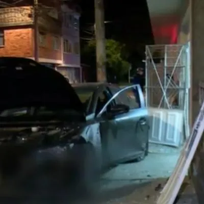 A conductor en Bogotá le tocó estrellar su carro contra su garaje para no dejarse robar. En las últimas semanas viene incrementado el robo. 