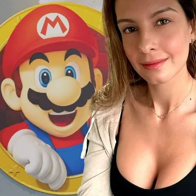 Laura Acuña sobre fondo de Mario Bros, personaje que inspiró fiesta de cumpleaños de su hijo Nicolás Kling.