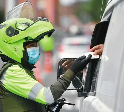 Agentes de tránsito. En relación con hombre que tenía multa y fue suplantado.