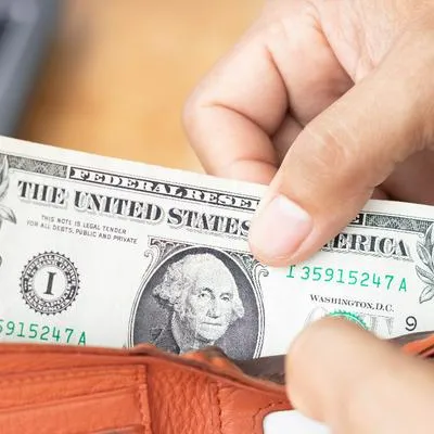 El dólar arrancó semana con caída en Colombia y pinta para seguir bajando con barato precio que pone felices a muchos, sobre todo a los mercados. 