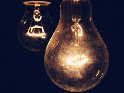 Bombillo. En relación con los cortes de luz. 