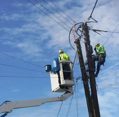 Trabajadores en postes de luz. En relación con joven electrocutado en México.