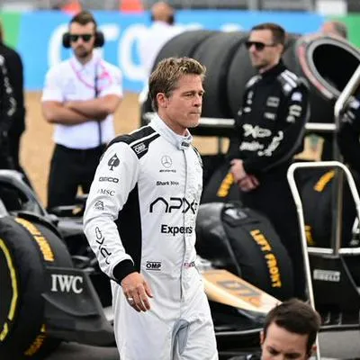 Brad Pitt estuvo en el Gran Premio de Fórmula 1 en Silverstone, donde hizo unas tomas junto a los demás conductores.