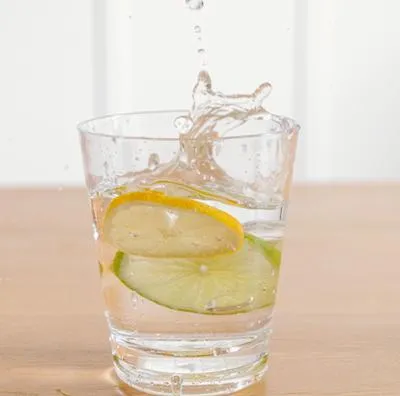El agua con bicarbonato y limón es una combianción muy usada, trae beneficios para la salud pero en exceso puede derivar en problemas de dientes y acidez.