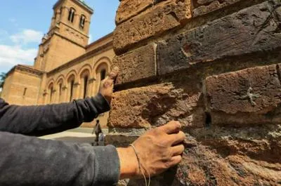 Consumidor de droga en Medellín raspando paredes de iglesia.