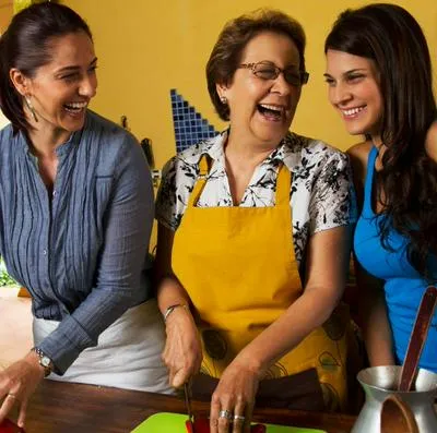 Mujeres cocinando felices por dato de inflación en junio de 2023