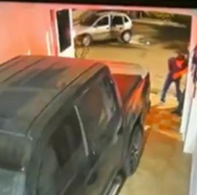 Nuevo robo a camioneta guardada en garaje de casa en Bogotá. Ladrones vienen cometiendo estos hurtos y golpearon a mujeres. 