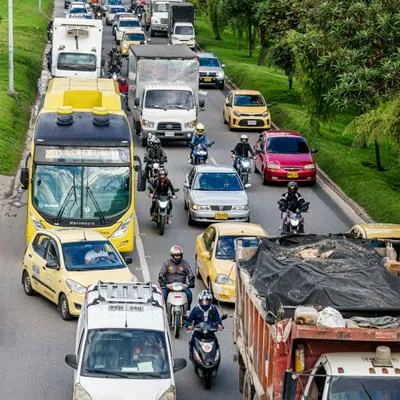 Carros y motos en un trancón, por propuesta de Andemos para mejorar el tráfico