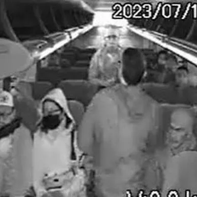 Imagen del momento en que ladrones se suben a robar a un bus en Bogotá
