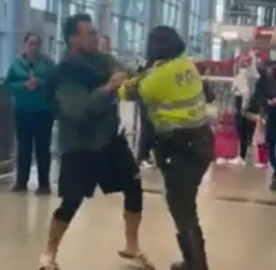 Turista extranjero agredió a policía en el aeropuerto El Dorado, en Bogotá. El hombre que estaba en chanclas lo cogió a golpes. 