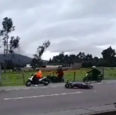 Motociclista murió cerca del Rancho MX entre Chía y Cajicá en un grave accidente que se produjo al parecer por exceso de velocidad. 