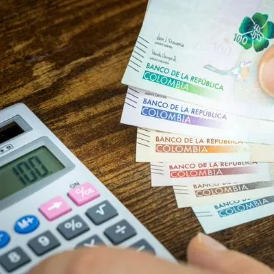 Dinero colombiano con una calculadora, por idea de nueva reforma tributaria