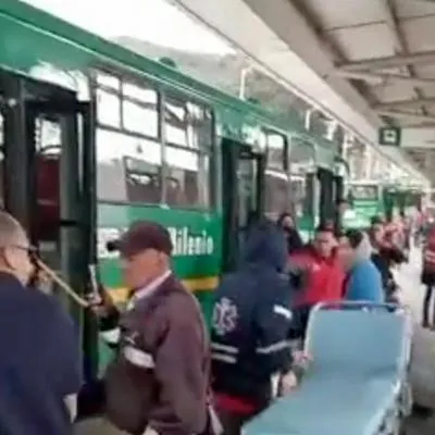 Bogotá hoy: accidente de buses alimentadores en Portal 20 de Julio Transmilenio