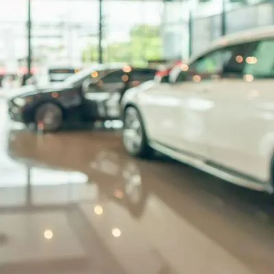 Carros en un concesionario, por el vehículo nuevo más barato de Colombia