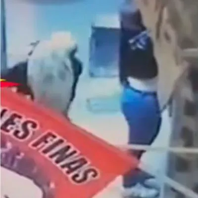 Momento en que el sujeto ataca a una mujer, en Soacha