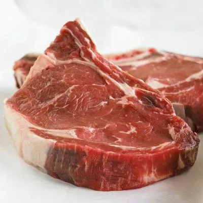 Comer carne cruda afecta a los humanos debido las bacterias que tiene y que son mortales.