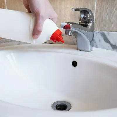 Agua caliente, químicos y más ayudan a tener los sifones limpios en el baño.