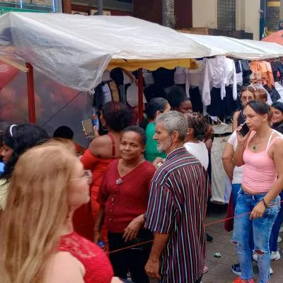 Personas haciendo fila para recibir Renta Ciudadana que da el Gobierno 