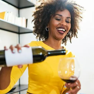 Tomar una copa de vino todos los día puede tener beneficios en la salud cardiovascular gracias a sus antioxidantes.