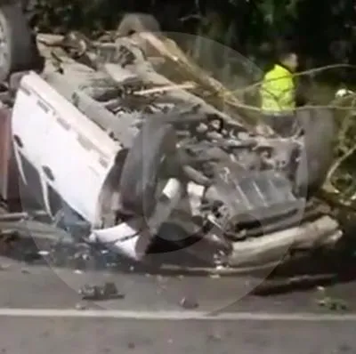 Así quedó el carro en La Unión, Antioquia, que 2 ladrones robaron y chocaron frente a un CAI. Ambos fueron capturados