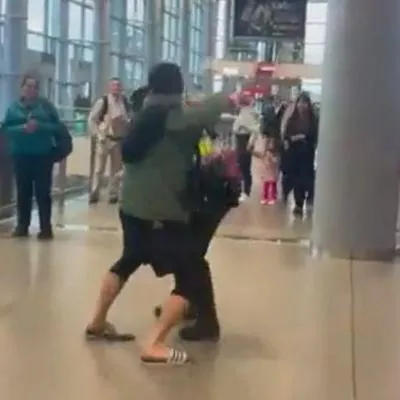 El extranjero que golpeó a un policía en el aeropuerto El Dorado de Bogotá fue capturado