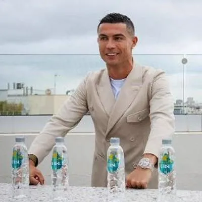 Cristiano Ronaldo tiene un nuevo negocio, que ha empezado con polémica, pues expertos aseguran que el agua mineral no sería que prometió.