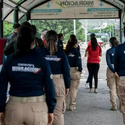 Migración Colombia se cansó de que ciudadanos golpeen a sus funcionarios y anunció que los entrenará en defensa personal. Acá, los detalles.