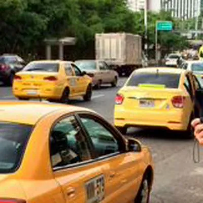 Gremio de taxistas rechazan propuesta del Gobierno, que busca aumentar las tarifas de sus servicios y recuerdan promesa que hizo Petro.