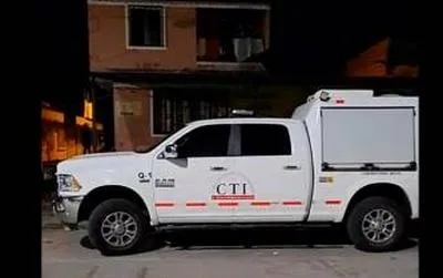 Carro del CTI. En relación con mujer muerta en su casa de Quindío.