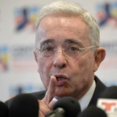 Álvaro Uribe recuerda que es papá de nueva jornada laboral  y critica a Petro