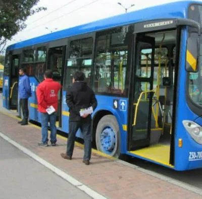 Conductor del SITP fue agredido por colados en Bogotá. El trabajador se defendió por hacerle caso a Claudia López y terminó herido por los pasajeros. 