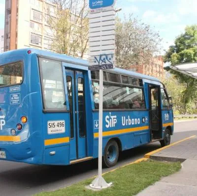Atraco masivo a pasajeros de un bus del SITP cerca al centro comercial Hayuelos en Bogotá. Cuatro ladrones se subieron al vehículo y robaron a ocupantes.