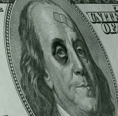 Dólar con un ojo morado, por caída de precio que tuvo por inflación en Estados Unidos