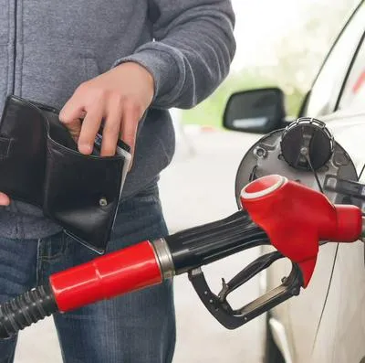 Persona sin dinero tanqueando su carro, a propósito de precio al que llegará el ACPM, diésel 