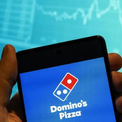 La compañía mostró una nueva forma de entregar las pizzas a tiempo y calientes, con la tecnología 'jetpack' y sorprendió a los internautas. 