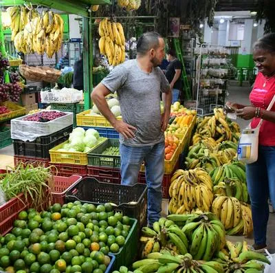 Revelaron cuáles son los alimentos que su precio cayó duro y se pueden conseguir hasta de 1.000 pesos por kilo y son muy consumidos en Colombia.