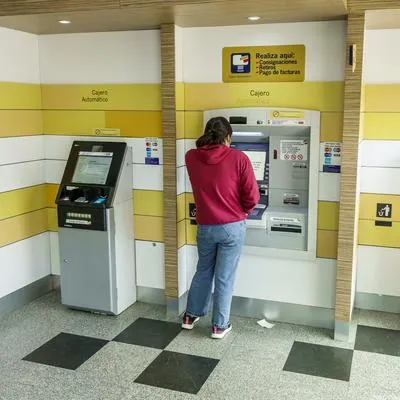 Esto es lo que debe hacer si el cajero no le entrega el dinero que pidió. 