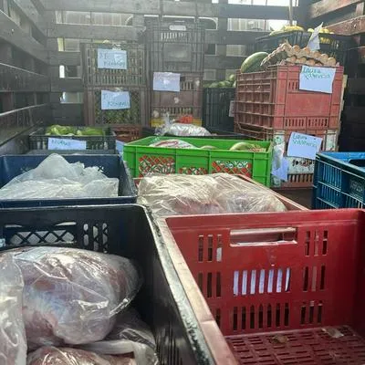 Una vez más, el programa PAE para alimentar a los niños en Colombia fue denunciado por proporcionar alimentos dañados. 