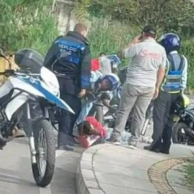 En las imágenes se ve cómo un agente agrede a un hombre que momentos antes le habría intentado hurtar su celular. Ocurrió en Bello, Antioquia