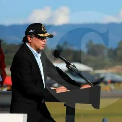 Alcalde de Rionegro se enojó y le reclamó al presidente Petro en la Feria Aeronáutica por no dejarlo hablar durante apertura.